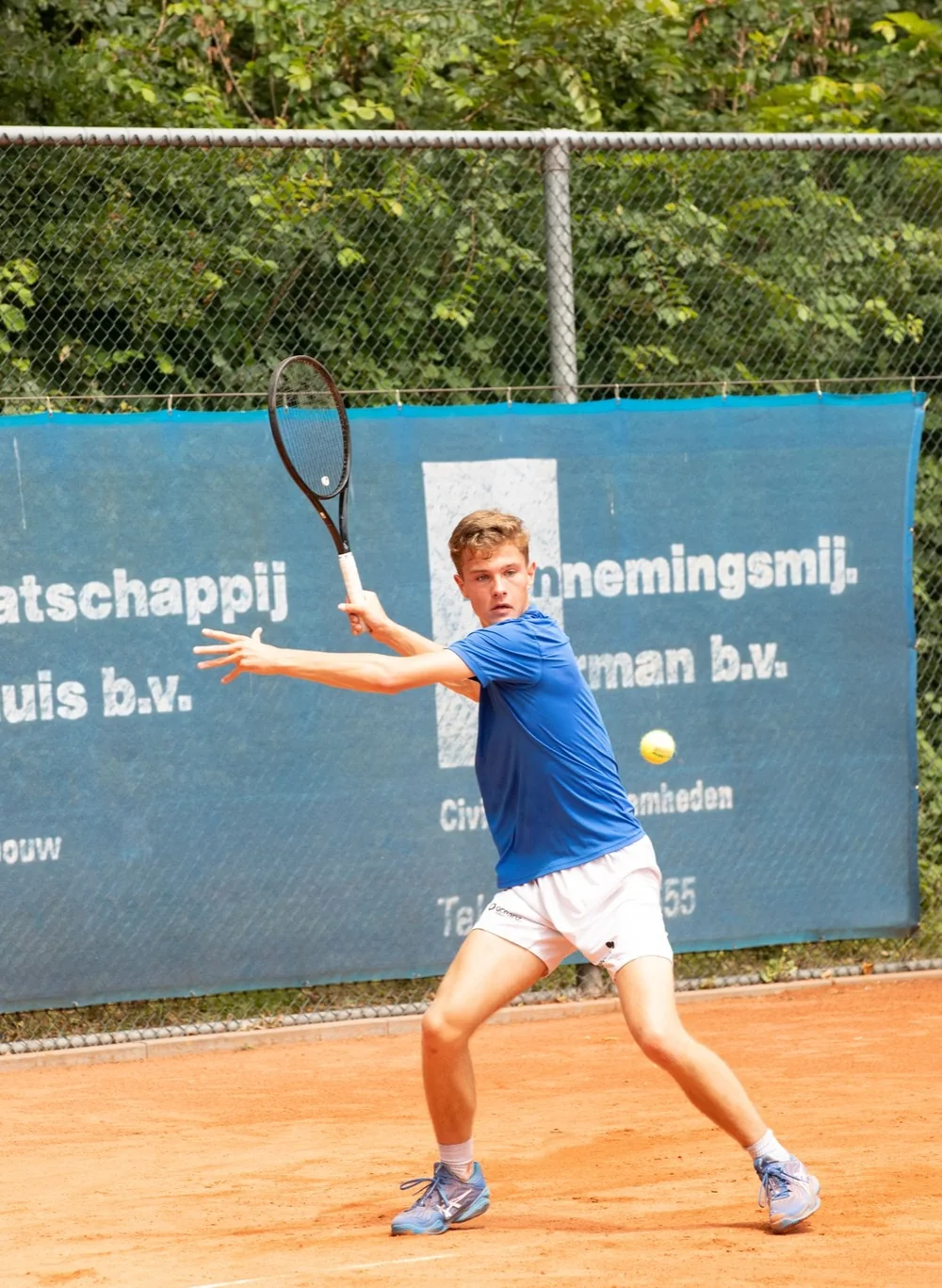 Giliam Bink slaat een backhand op gravel