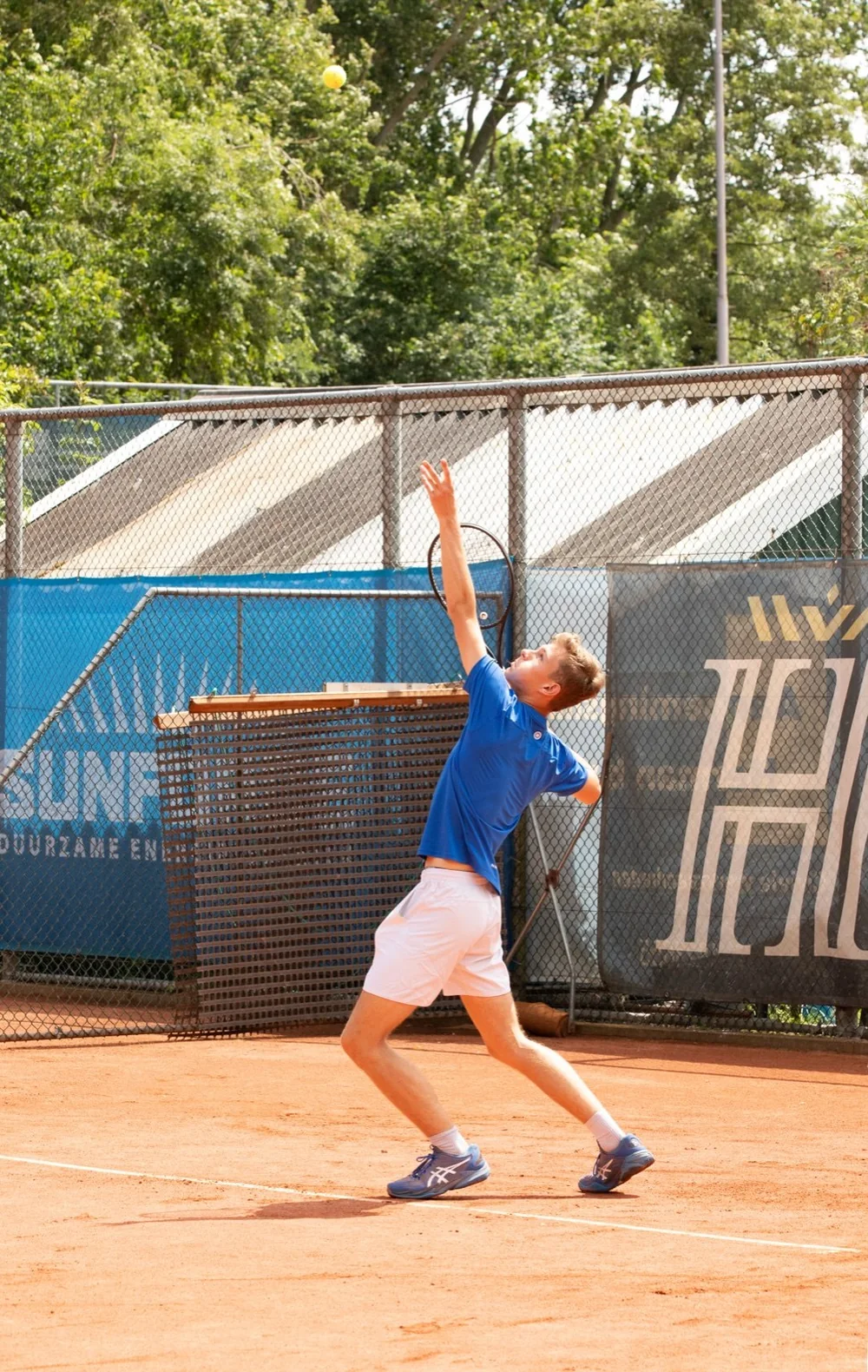 Giliam Bink serveert op gravel